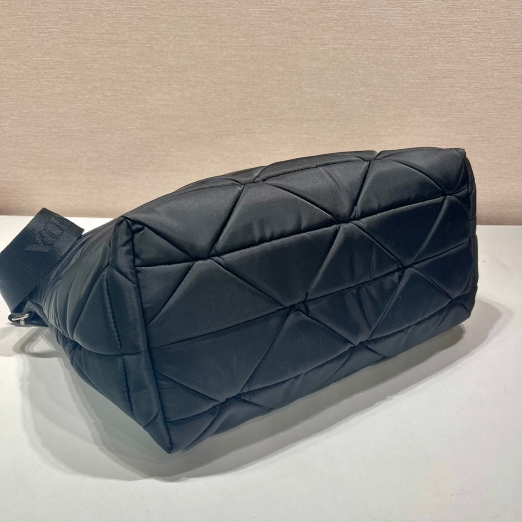 Shopping bag con motivo a triangolo 33 IN Nero Re-nylon trapuntato