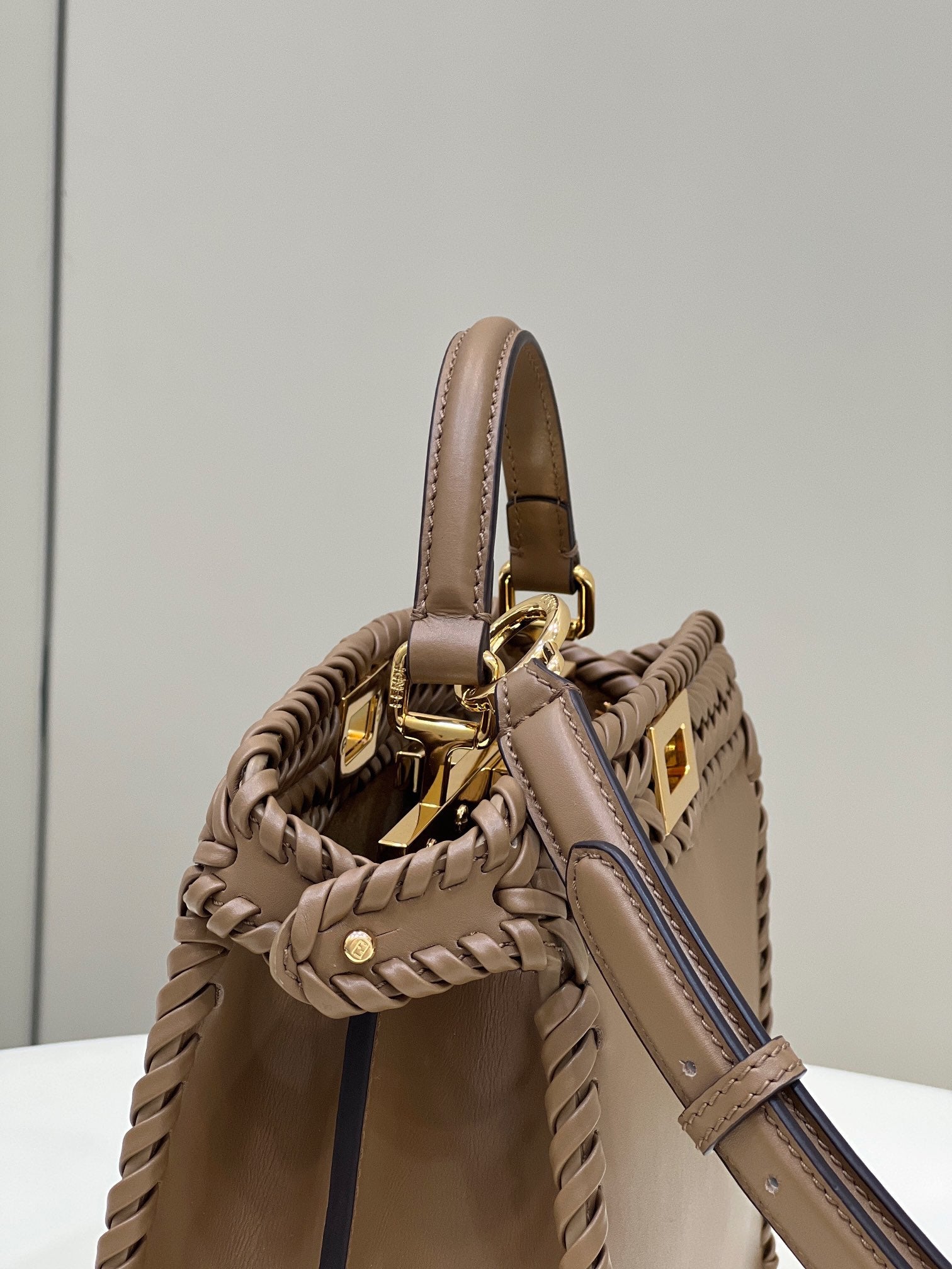 PEEKABOO ISEEU 27 IN Marrone SMOOTH Pelle di vitello con WOVEN TRIM Finiture dorate