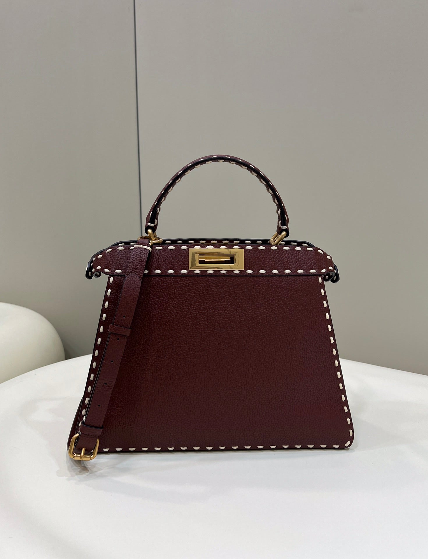 PEEKABOO ISEEU 33 IN SANGRIA Rosso GRAINED Pelle di vitello Finiture dorate
