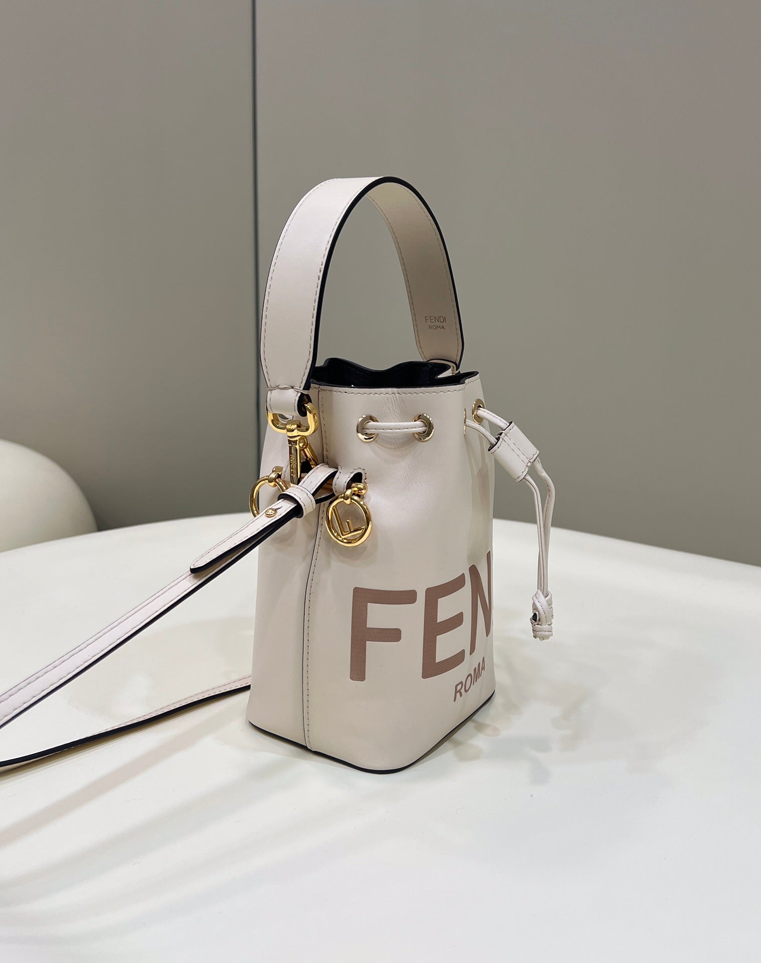 MON TRESOR Mini 18 BAG IN Bianco Pelle di vitello FF con Finiture dorate