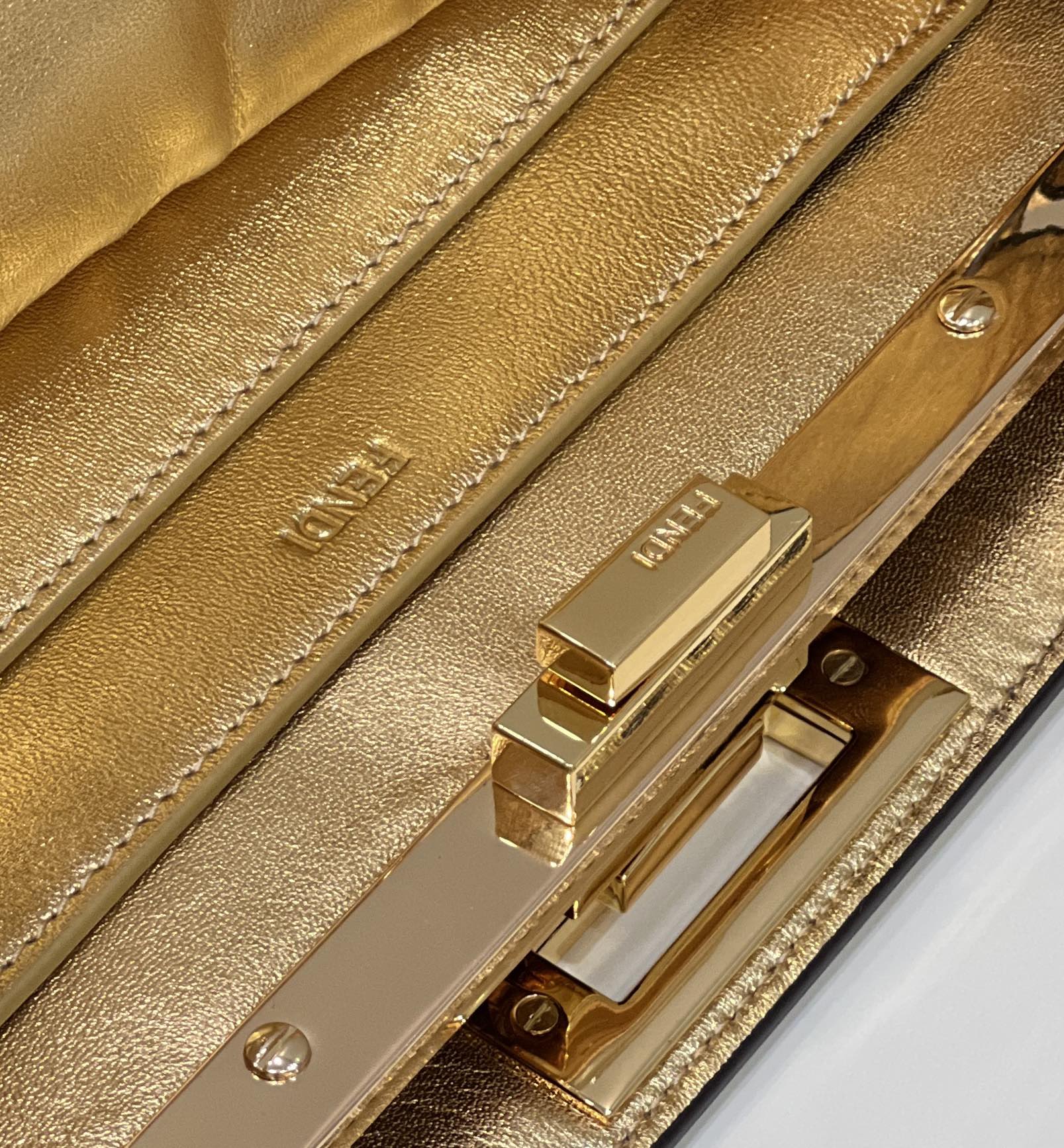 PEEKABOO ISEEU 33 IN GOLD METALLIC CALFSKIN GOLD HARDWARE - Immagine del prodotto 2