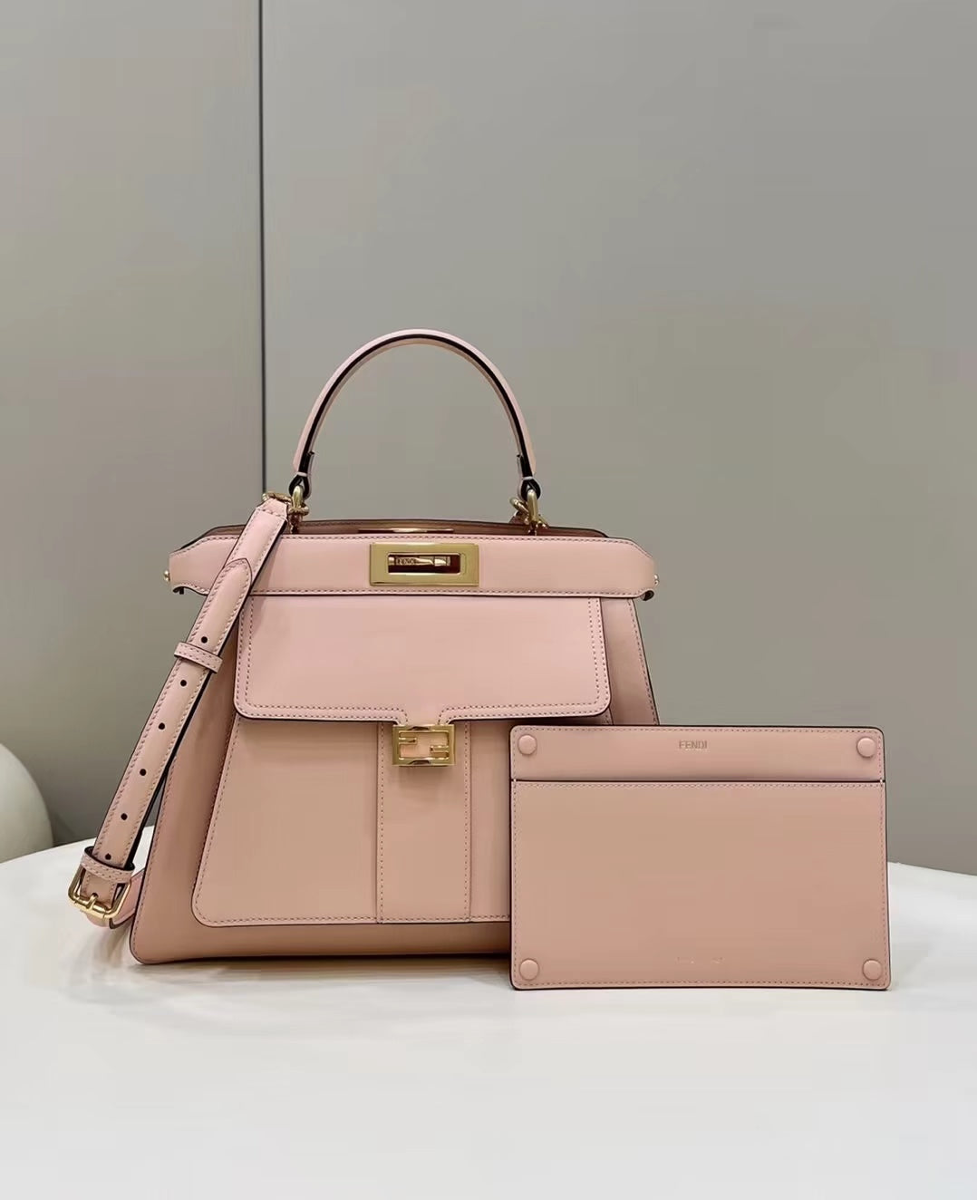 FENDI PEEKABOO 33 BAG IN LIGHT PINK CALFSKIN WITH STRAP GOLD HARDWARE - Immagine del prodotto 2