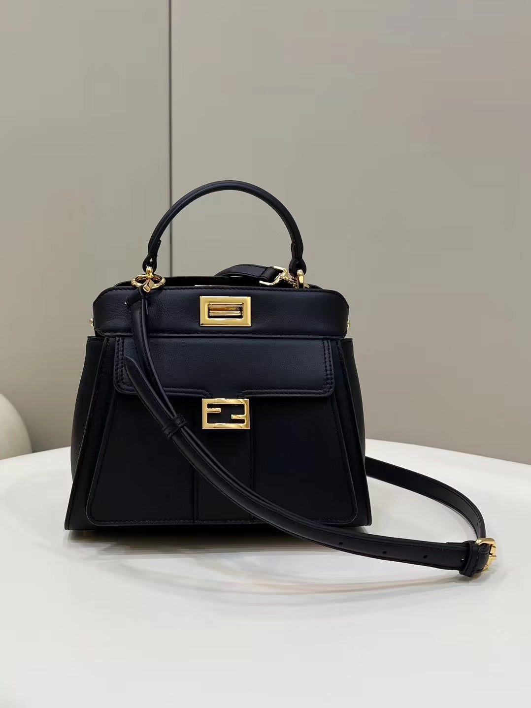 Fendi Peekaboo MINI 23 Borsa A MANO IN Black Vitello CON Hardware in oro