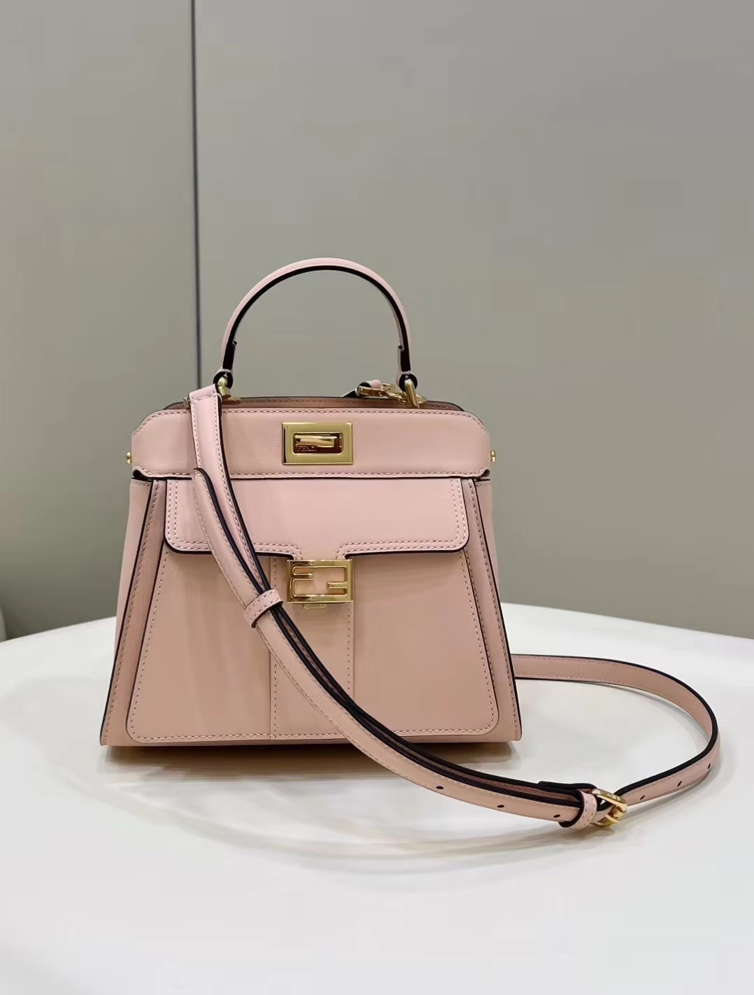 Fendi Peekaboo Mini 23 BAG IN Light Rosa Pelle di vitello con Finiture dorate