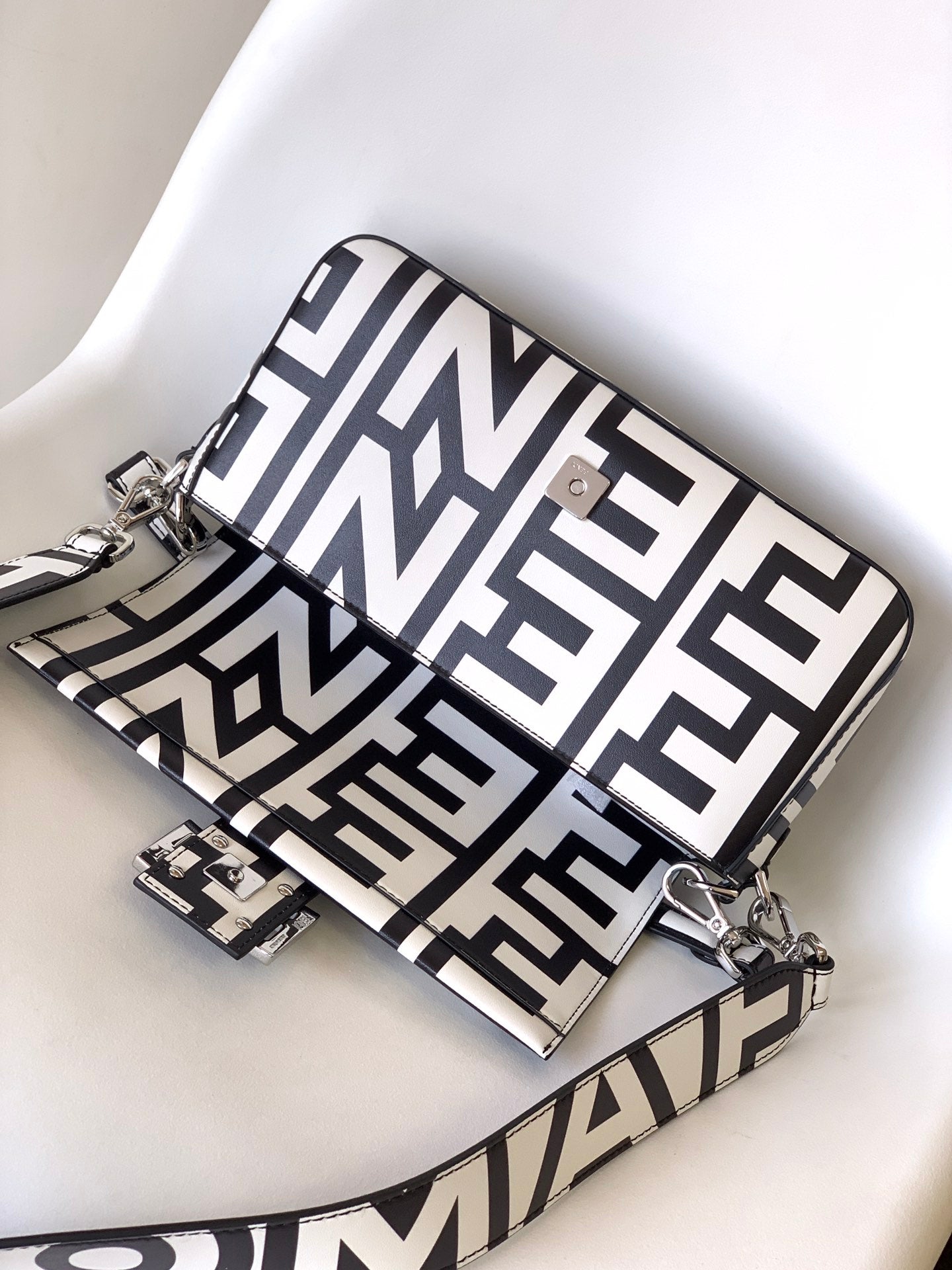 Borsa Fend Roma & Marc Jacobs 27 in Pelle Nera e Bianca Shw