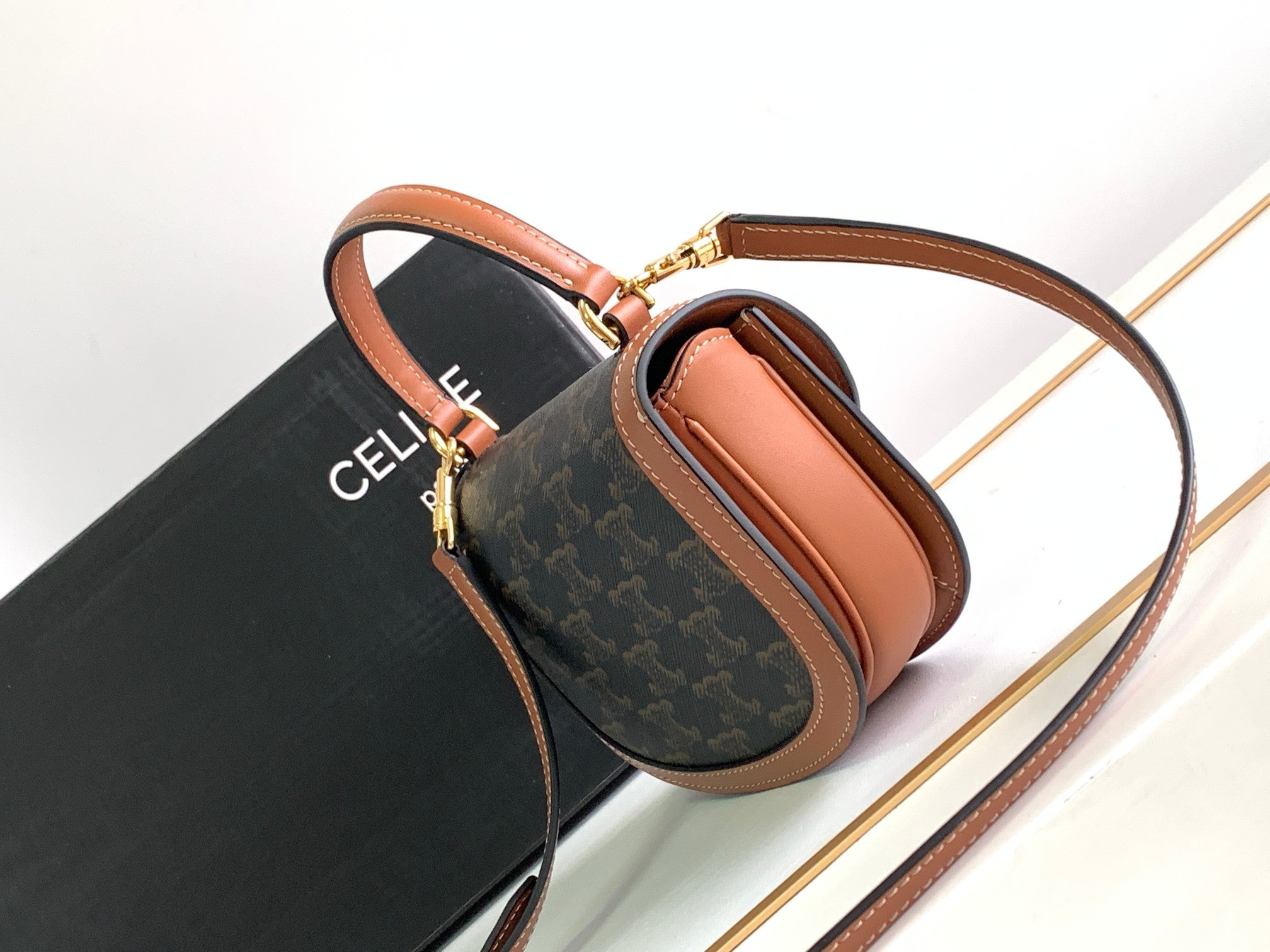 TEEN Catena Besace Triomphe 15.5cm Marrone MONOGRAMMA AND Pelle di vitello TAN