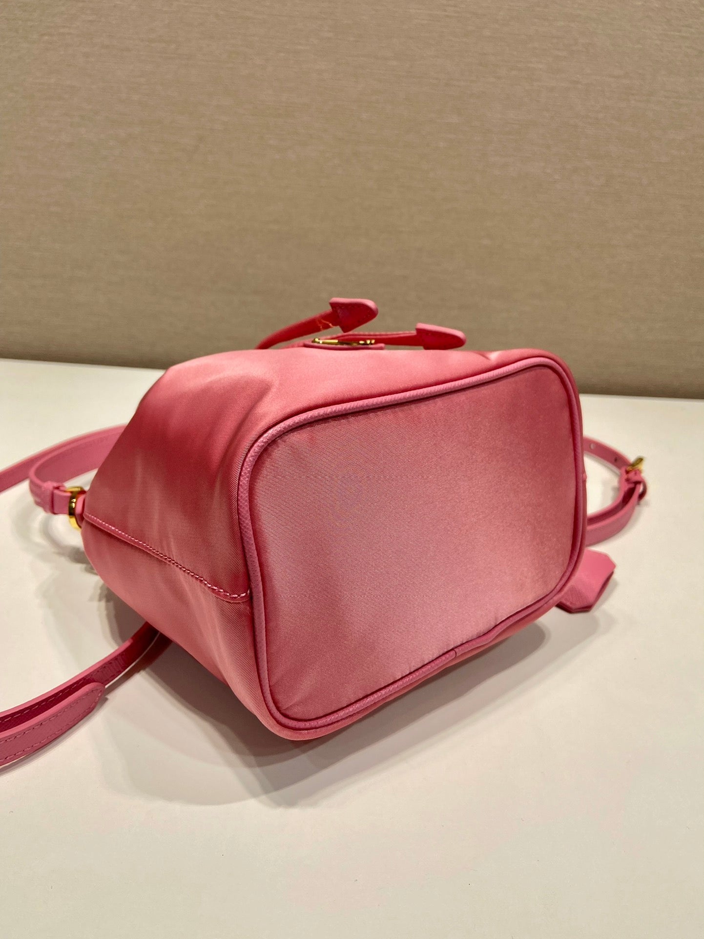 BUCKET BAG 19 IN CANDY PINK RE-NYLON AND SAFFIANO LEATHER HANDLE - Immagine del prodotto 2