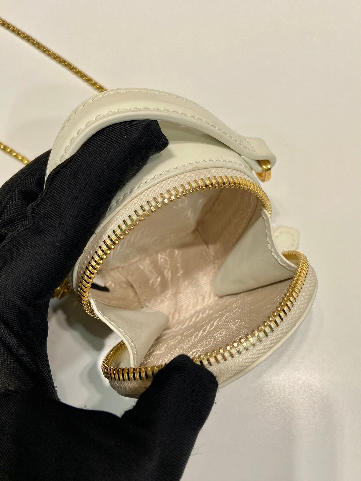 MINI Round BAG 8 IN Vitello lucido Bianco Hardware in oro