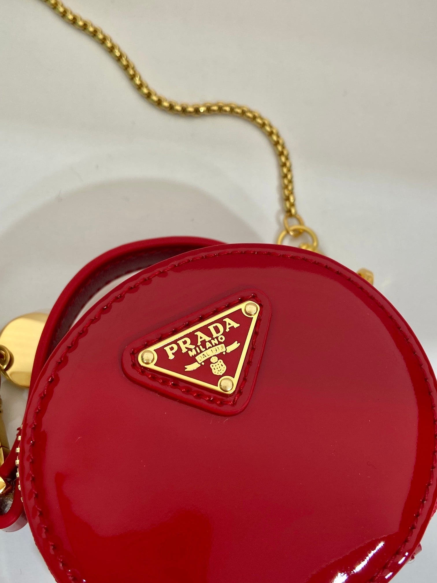 Mini borsa rotonda 8 IN Vitello lucido Rosso Hardware in oro
