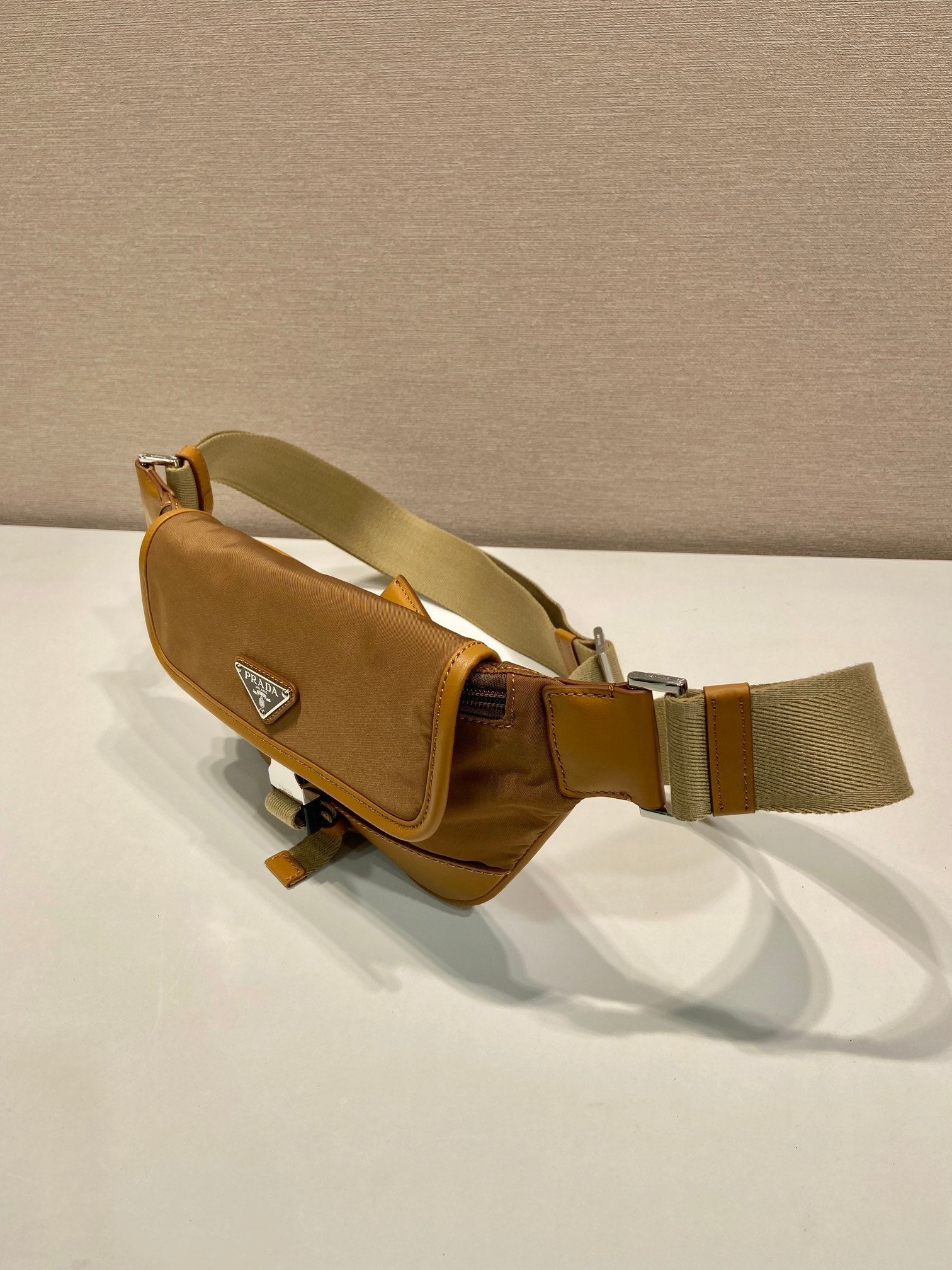 BELT BAG 18 IN SEPIA BROWN RE-NYLON AND CALFSKIN TRIM - Immagine del prodotto 2