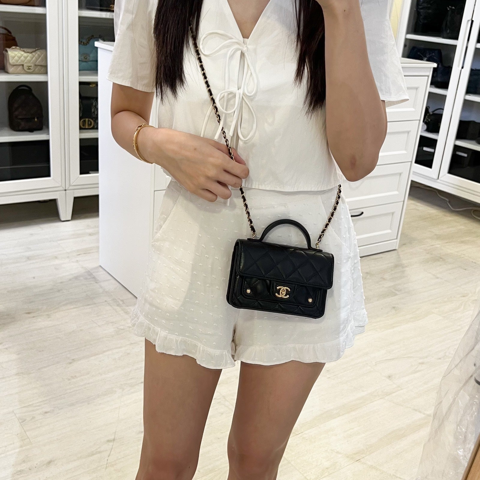 Chanel 25B Mini Pochette on Chain con manico in pelle di agnello lucida nera e AGHW
