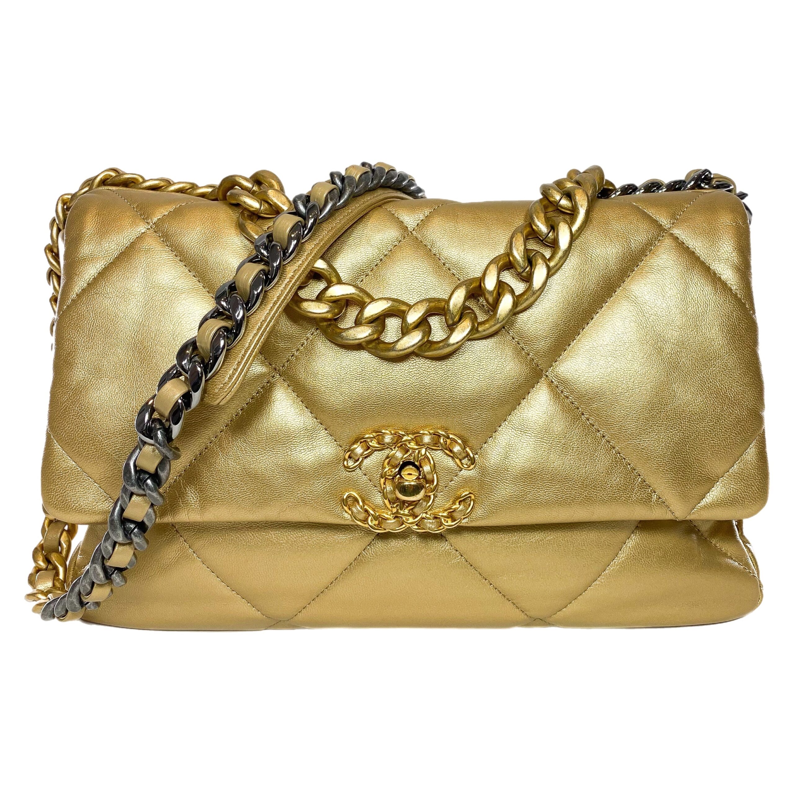 Chanel Shoulder Bag gold – front view