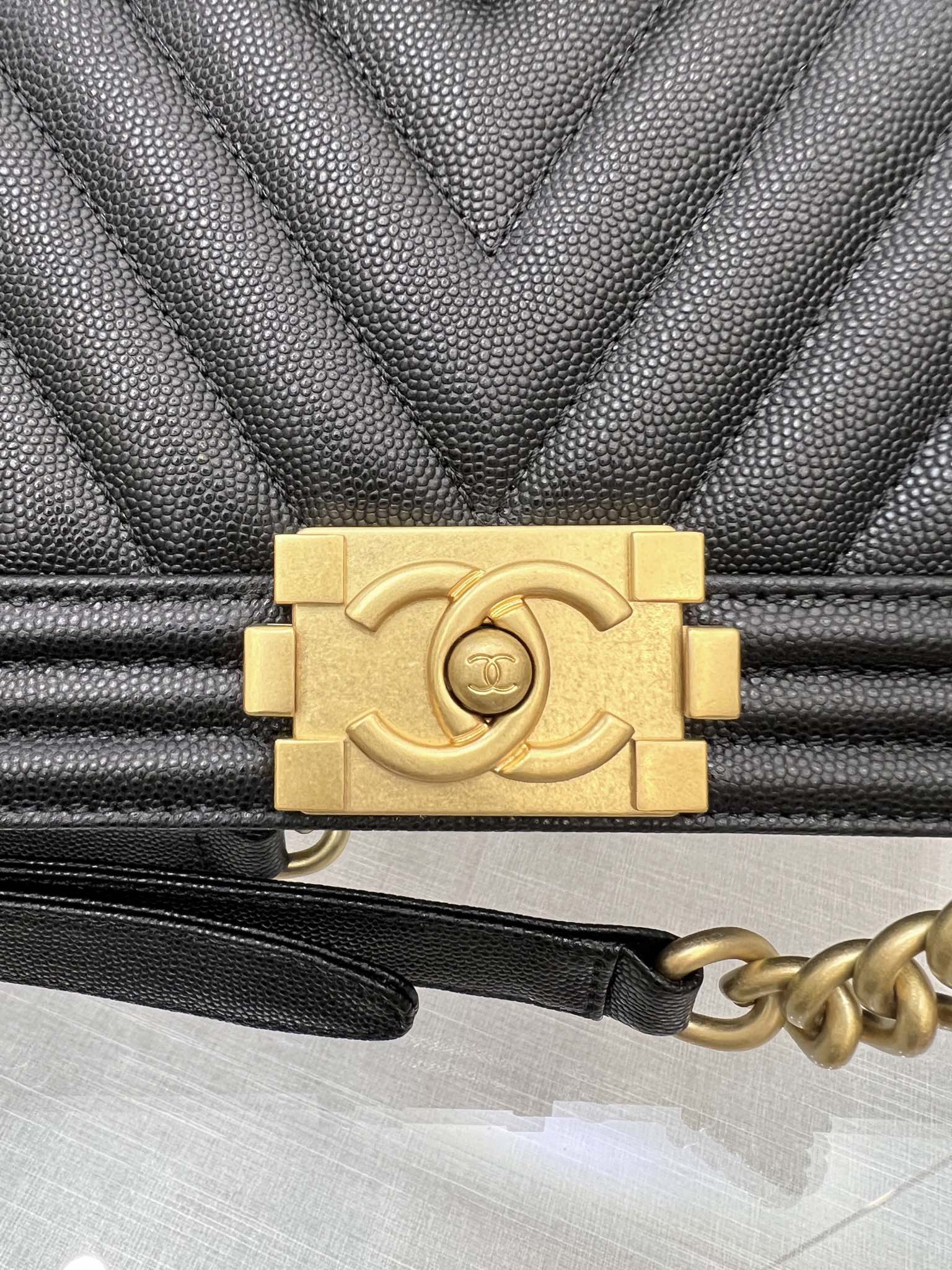 BOY BAG Medium 25 Nero Chevron Caviar Hardware in rutenio