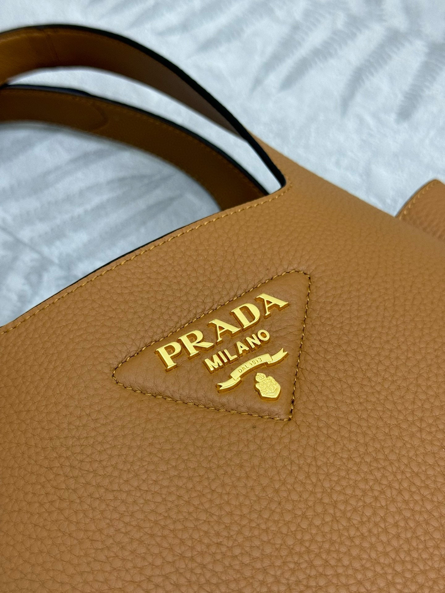 Shopping bag Prada media in Pelle caramello in Vitello