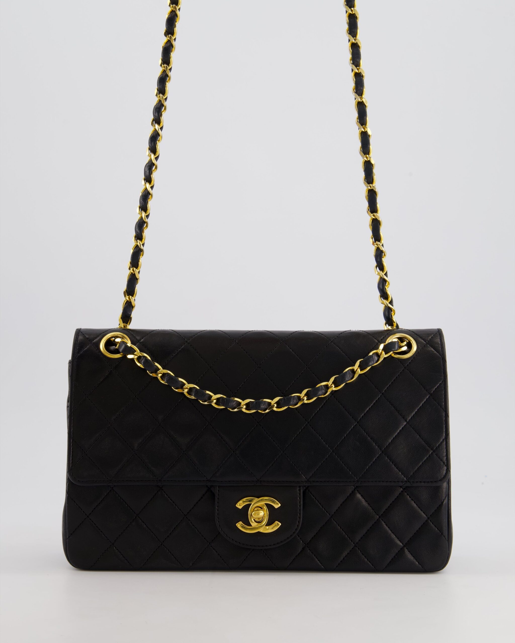 Borsa Chanel Classic Double Flap media nera in pelle di agnello con hardware in oro 24K