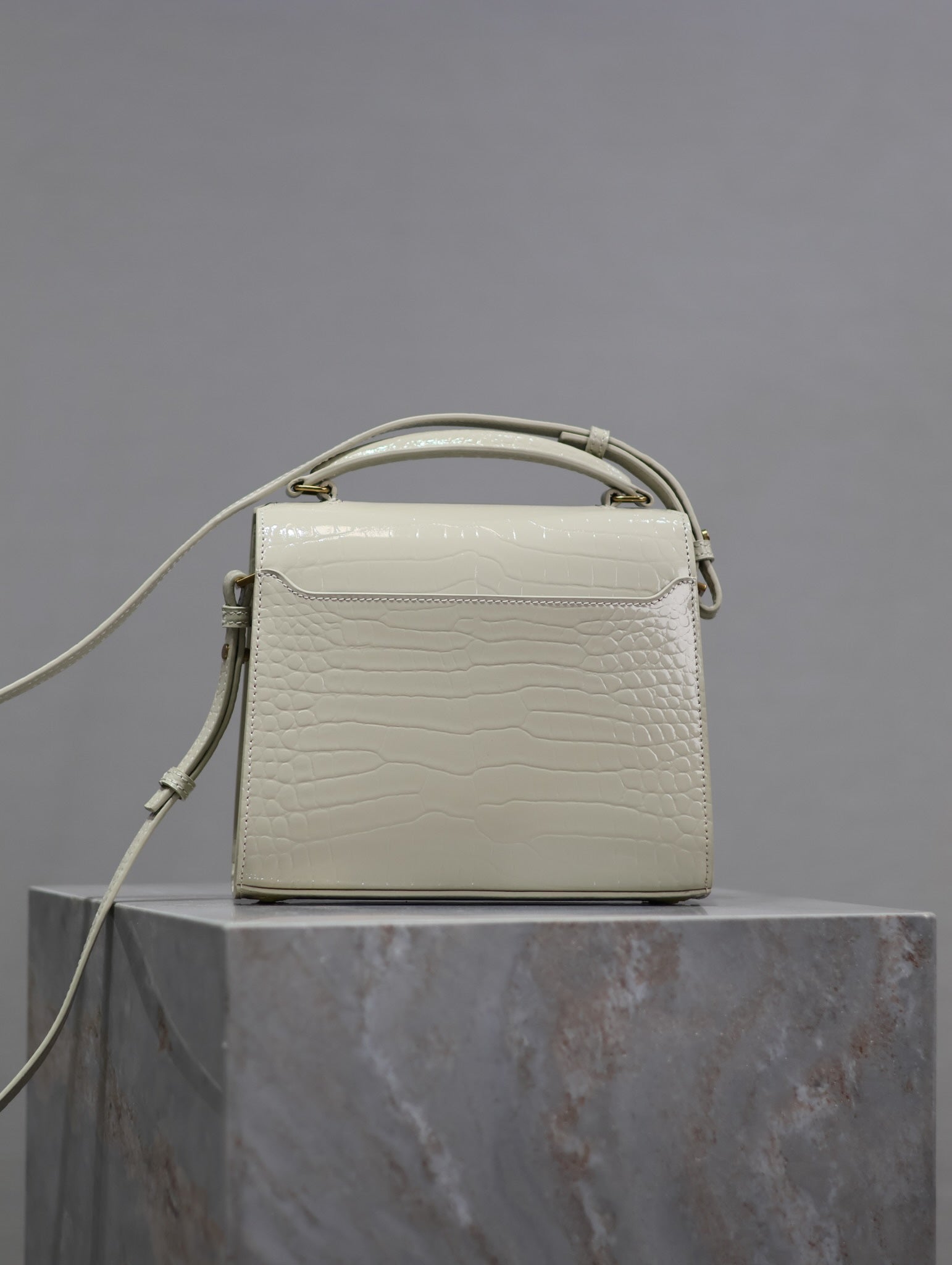 CASSANDRA Mini TOP HANDLE BAG 20 IN Bianco CROCODILE-EMBOSSED GLOSSY Pelle di vitello