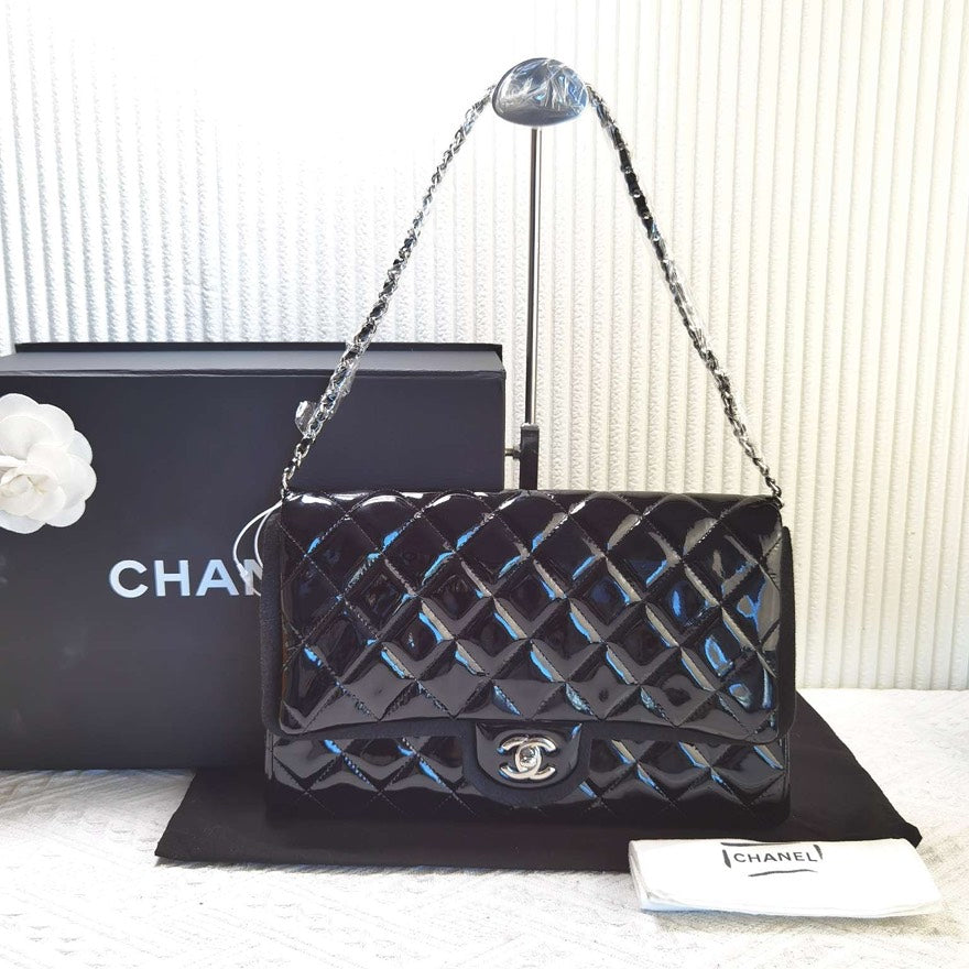 Chanel Borsa Classic Flap in pelle verniciata nera borsa a tracolla