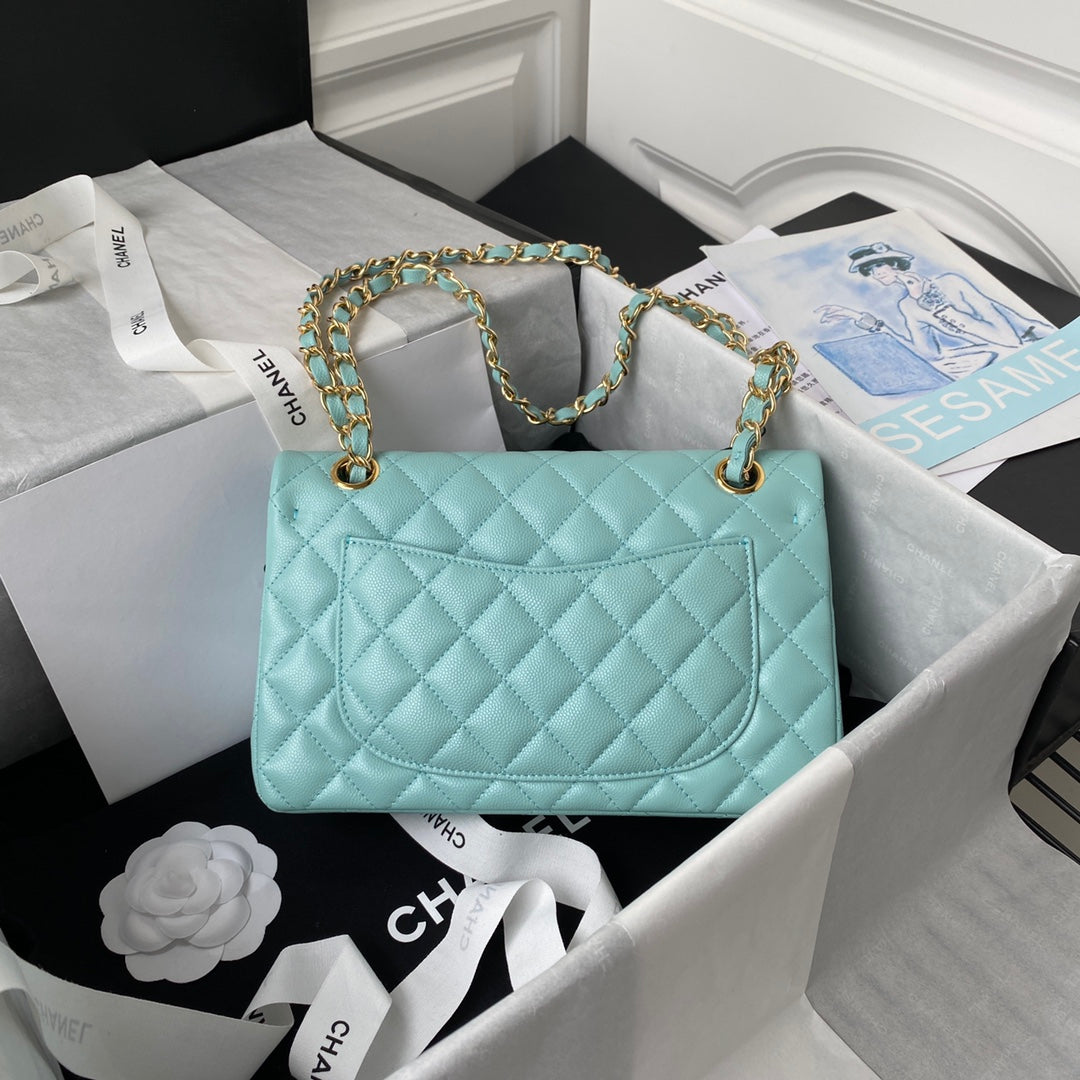Medium Classic Borsa con patta 23cm Blu Sky Caviar Hardware in oro